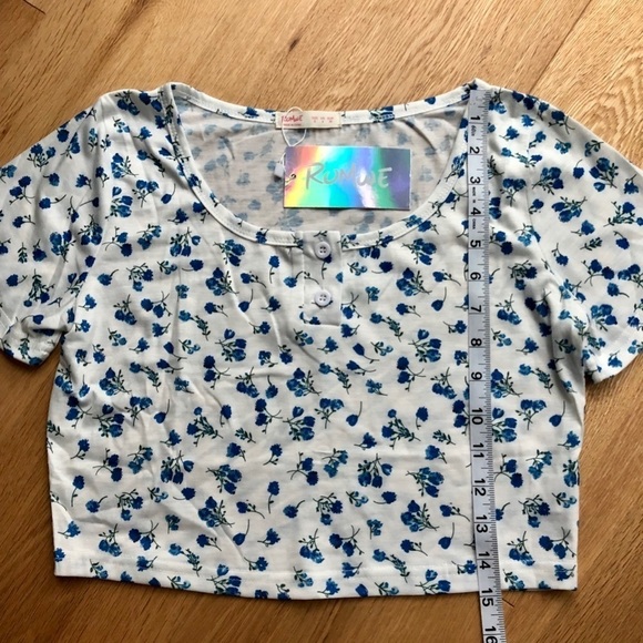 NWT CROP WHITE &  BLUE FLORAL TOP - Picture 7 of 10